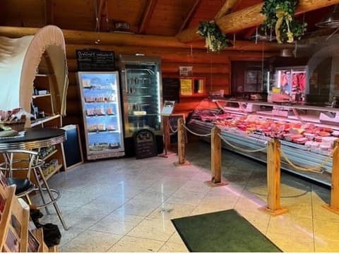 Innenraum mit Theke und Vitrine