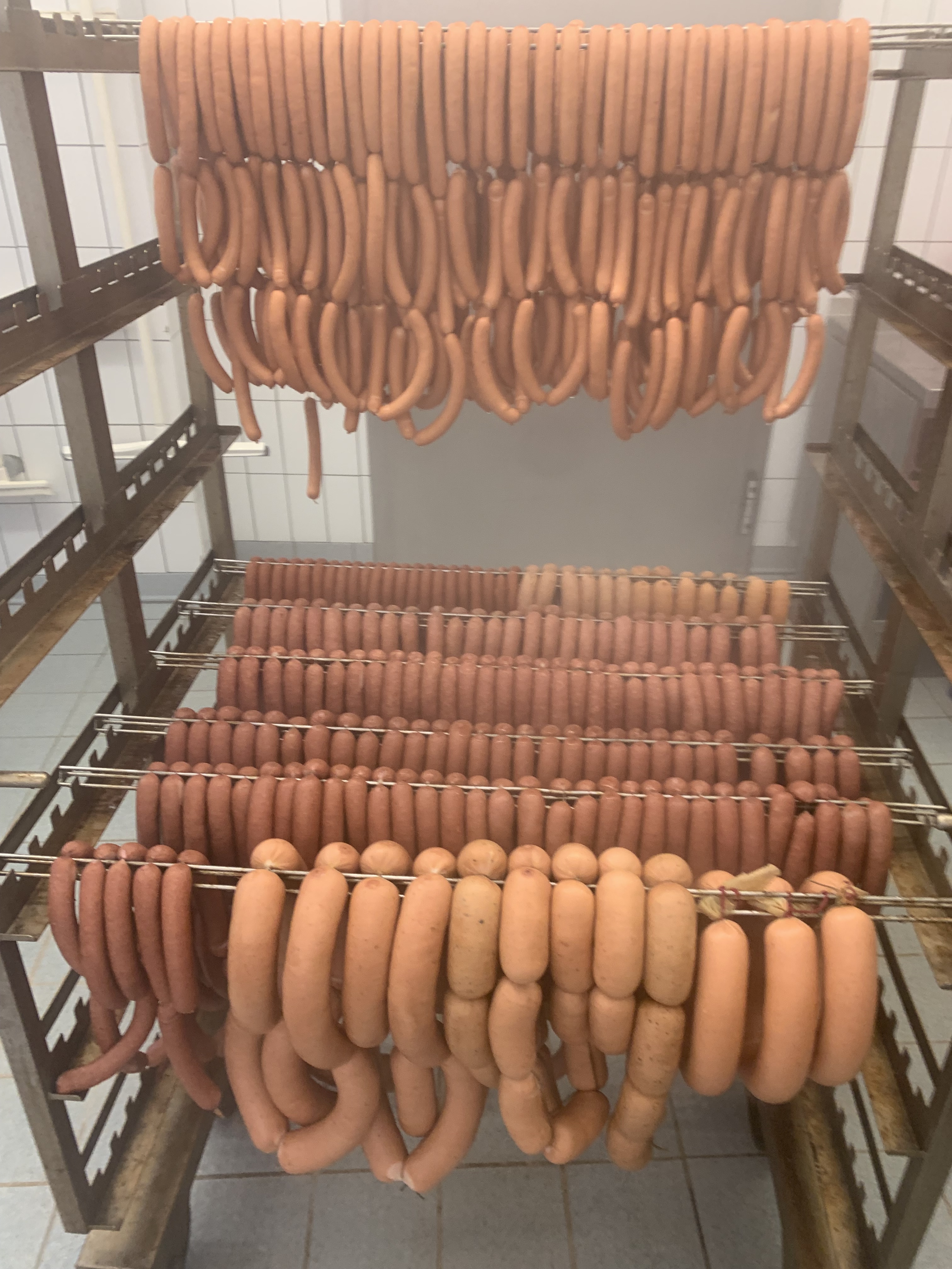 Würste auf dem Rost im Räucherhaus