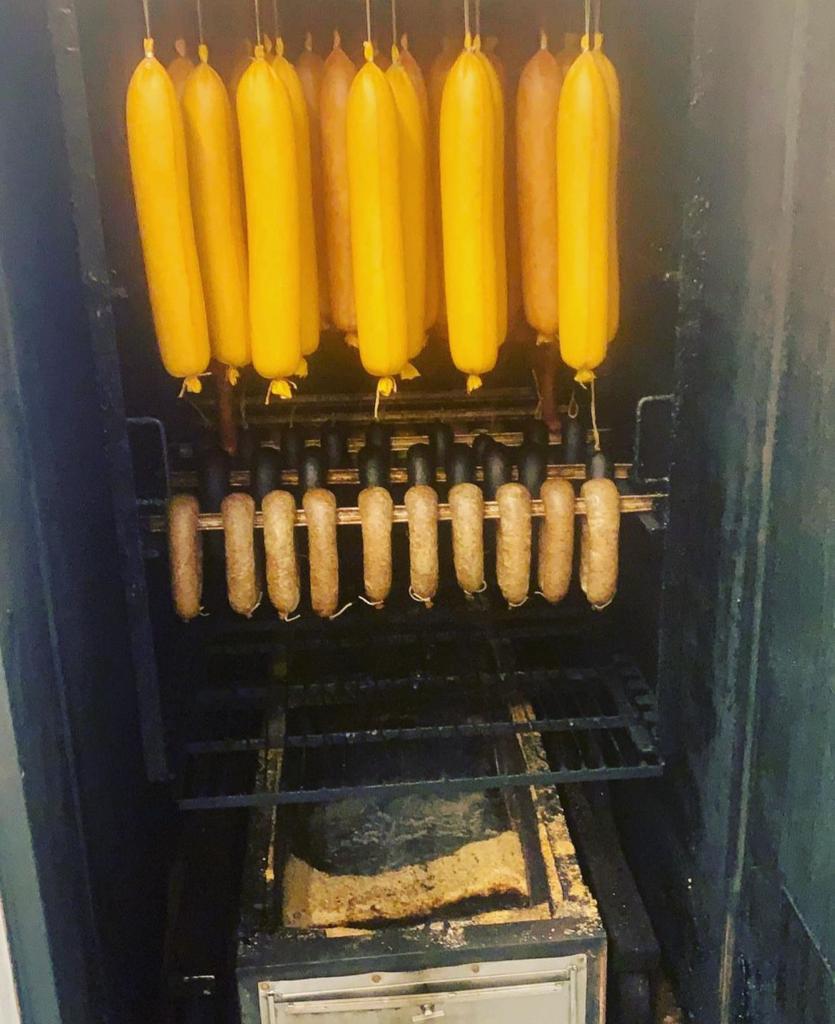 Geräucherte Würste, goldgelb