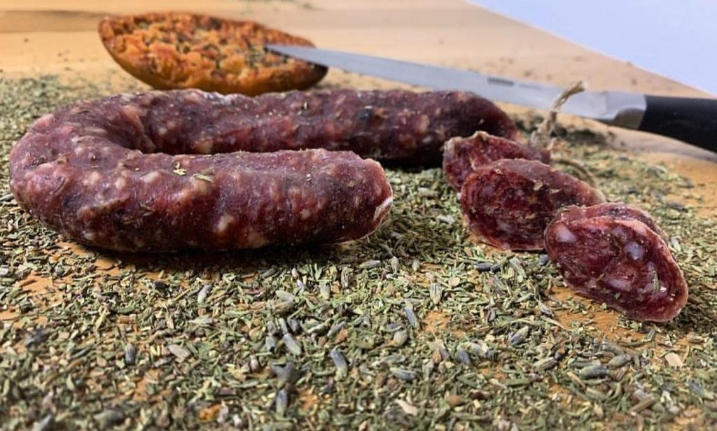 Getrocknete Wurst auf Kräutern