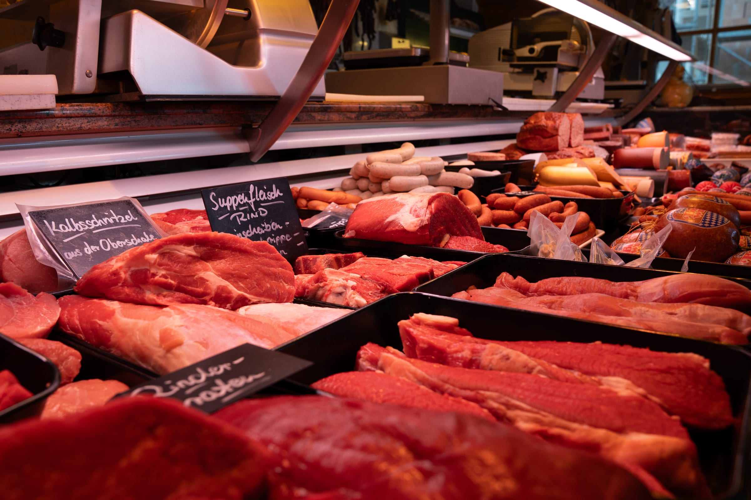 Kalbsschnitzel und Suppenfleisch vom Rind in der Thekenvitrine