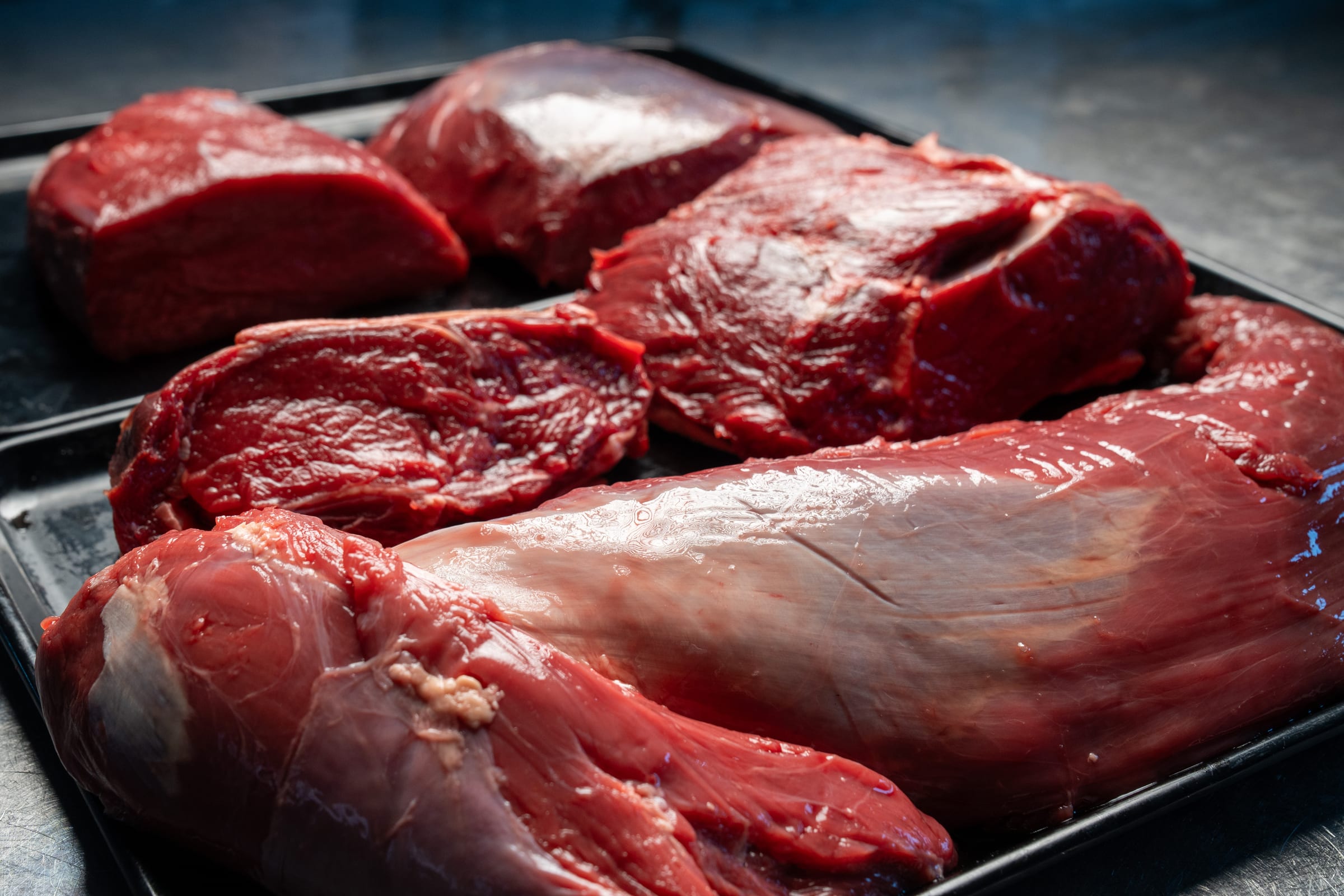 Rohe Filets und Bratenstücke auf dem Blech